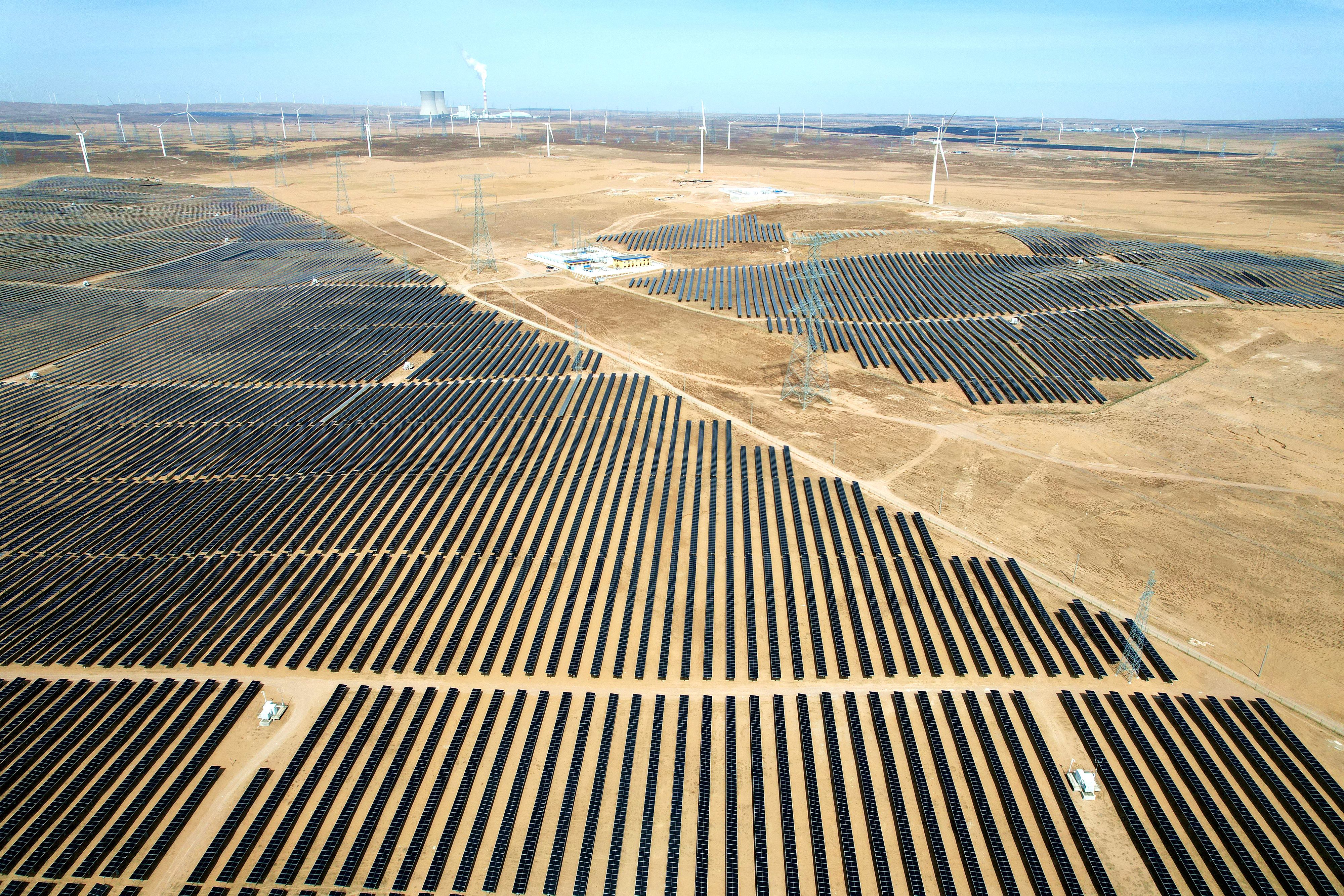 2026年3月18日,宁夏银川,在灵武市白土岗乡的一处光伏产业基地,成片的太阳能光伏板汇成一片“蓝色海洋”。